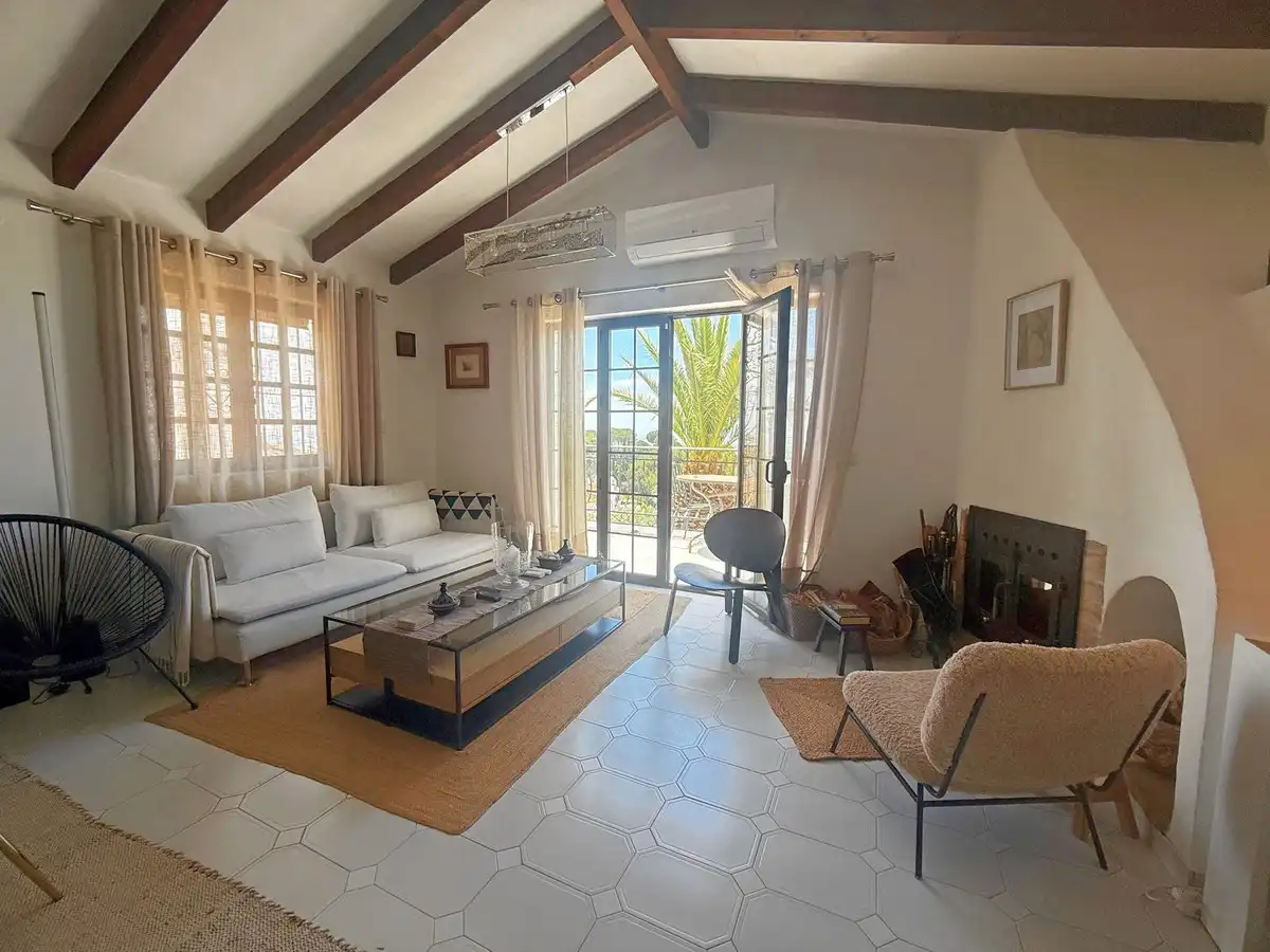 Wohnzimmer von Einfamilien-Reihenhaus zum Verkauf in Mijas mit Klimaanlage, Privatgarten und Terrasse