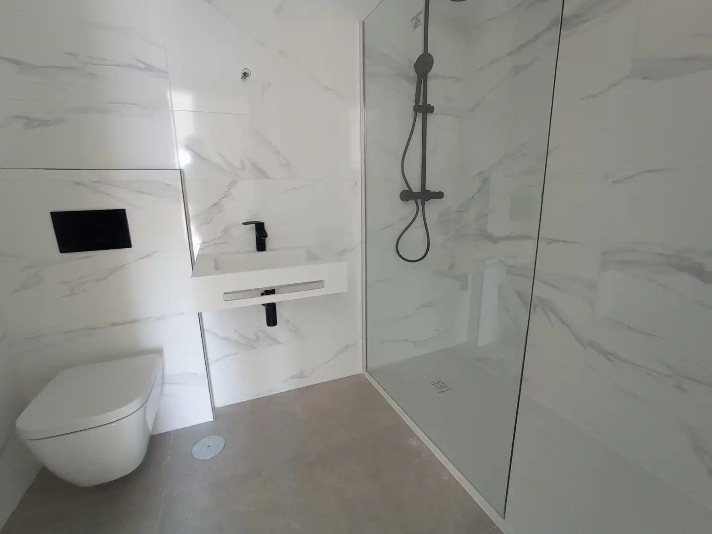 Bany de Apartament de lloguer en Fuengirola amb Aire condicionat, Calefacció i Terrassa