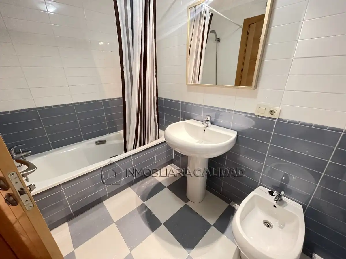 Baño de Piso en venta en Burgos con Calefacción, Terraza y Trastero