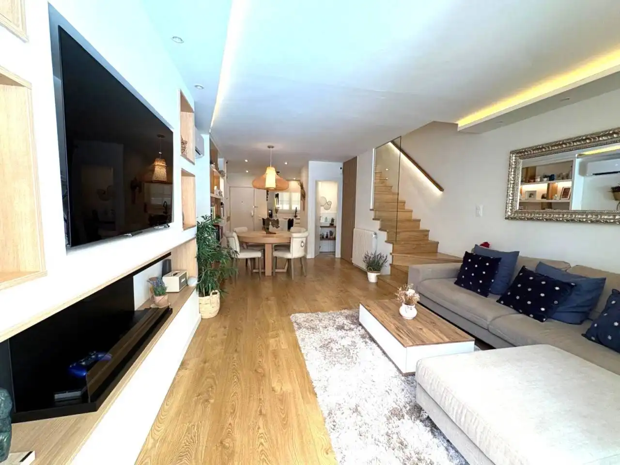 Sala de estar de Casa adosada en venta en Sant Cugat del Vallès con Aire acondicionado, Calefacción y Parquet