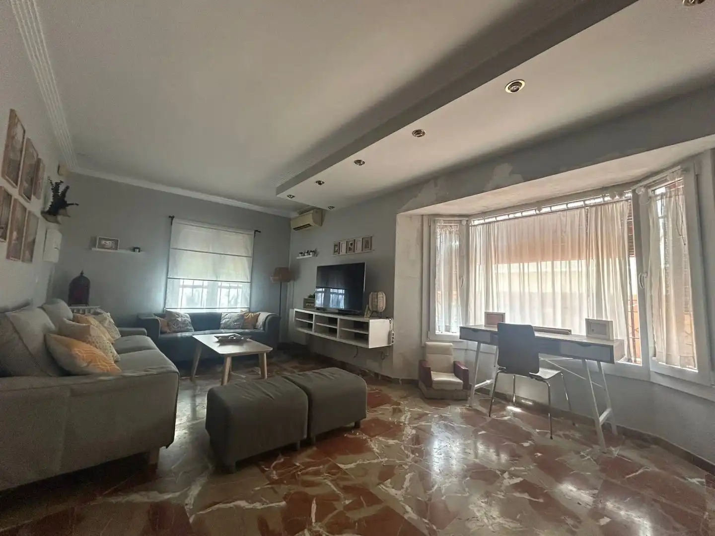 Wohnzimmer von Einfamilien-Reihenhaus zum Verkauf in Gines mit Klimaanlage, Heizung und Abstellraum