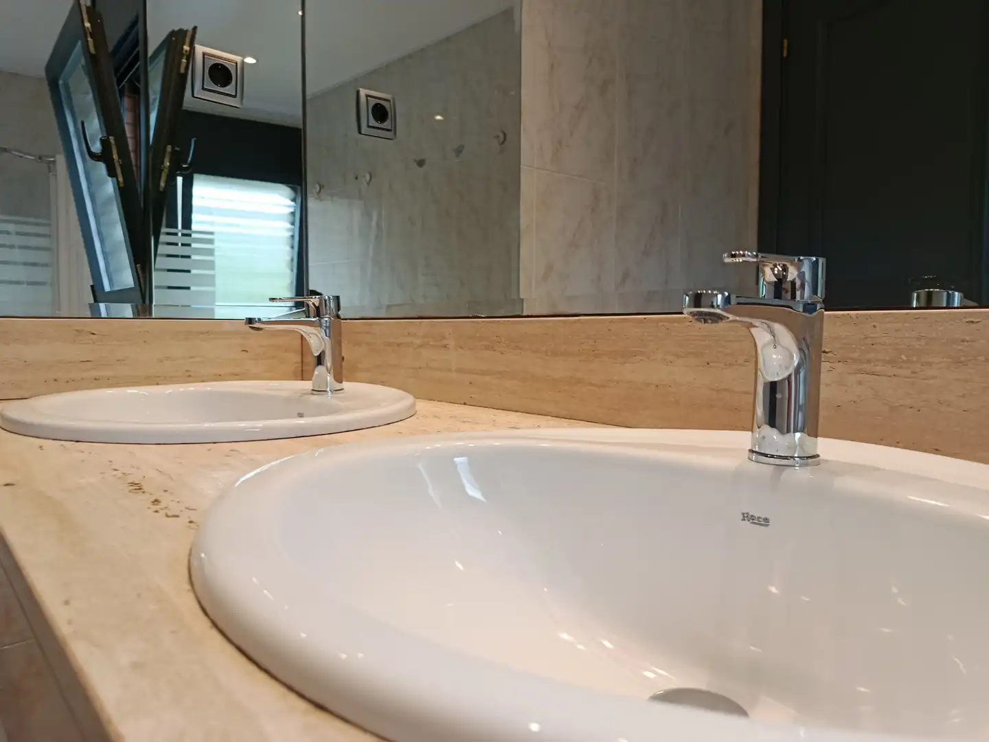 Bany de Casa adosada en venda en Girona amb Aire condicionat, Calefacció i Jardí privat