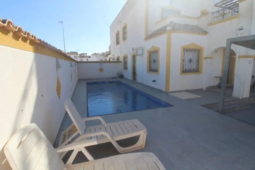 Adosado con piscina en venta en Calle Ciruelo