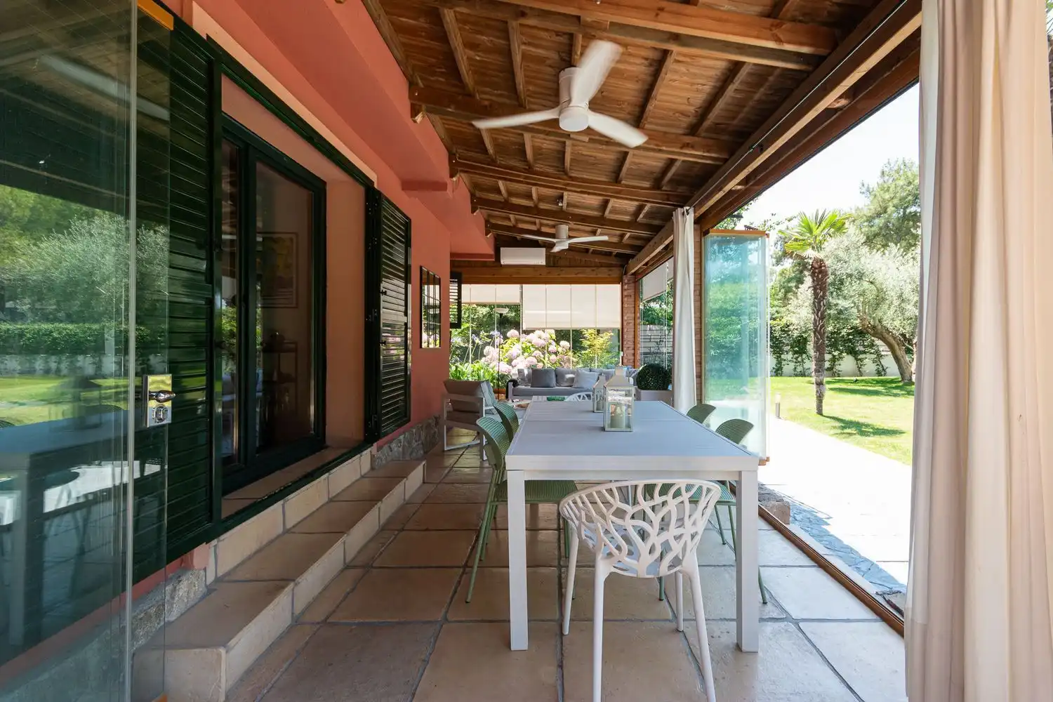 Terrasse von Einfamilien-Reihenhaus zum Verkauf in Boadilla del Monte mit Klimaanlage, Heizung und Abstellraum