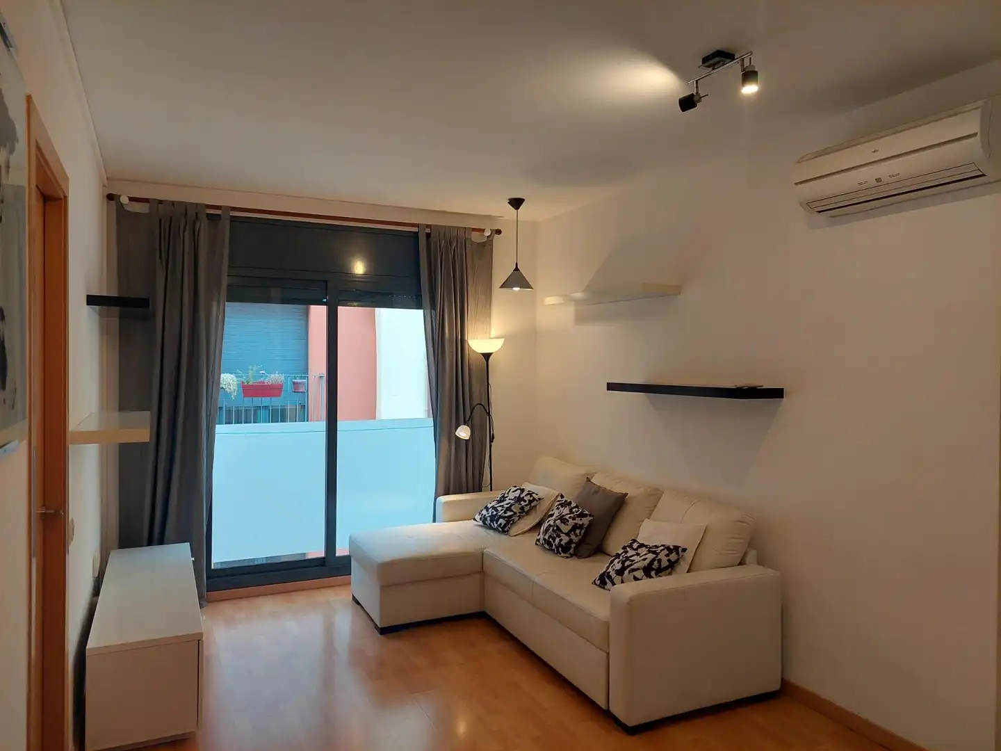 Sala d'estar de Pis de lloguer en Manresa amb Calefacció, Parquet i Moblat