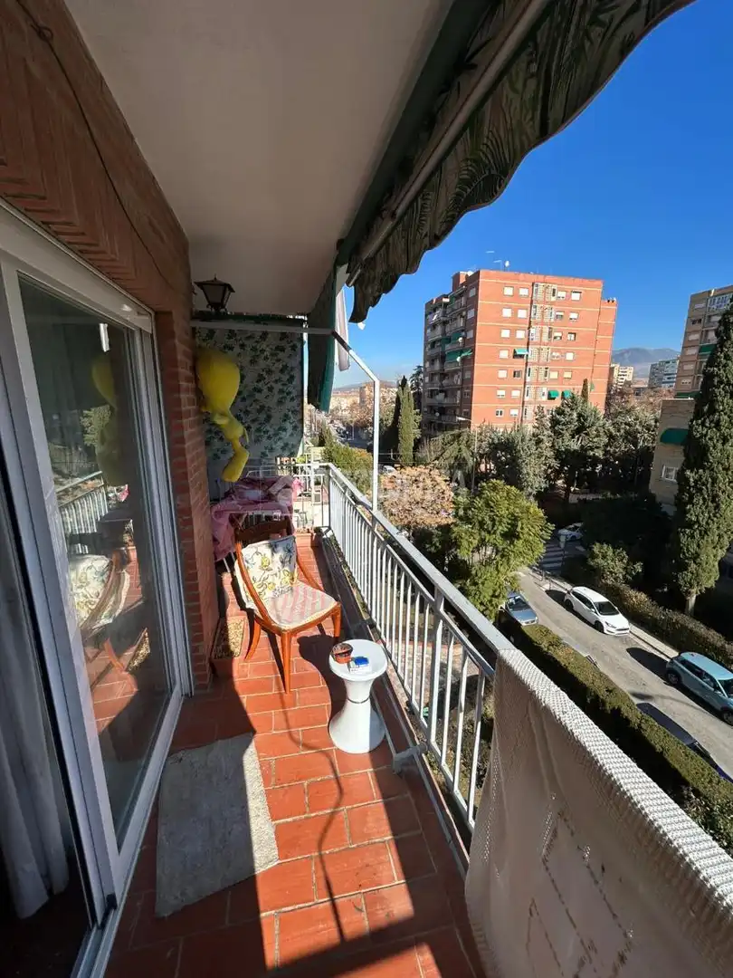 Habitación de Piso en venta en Granada con Balcón