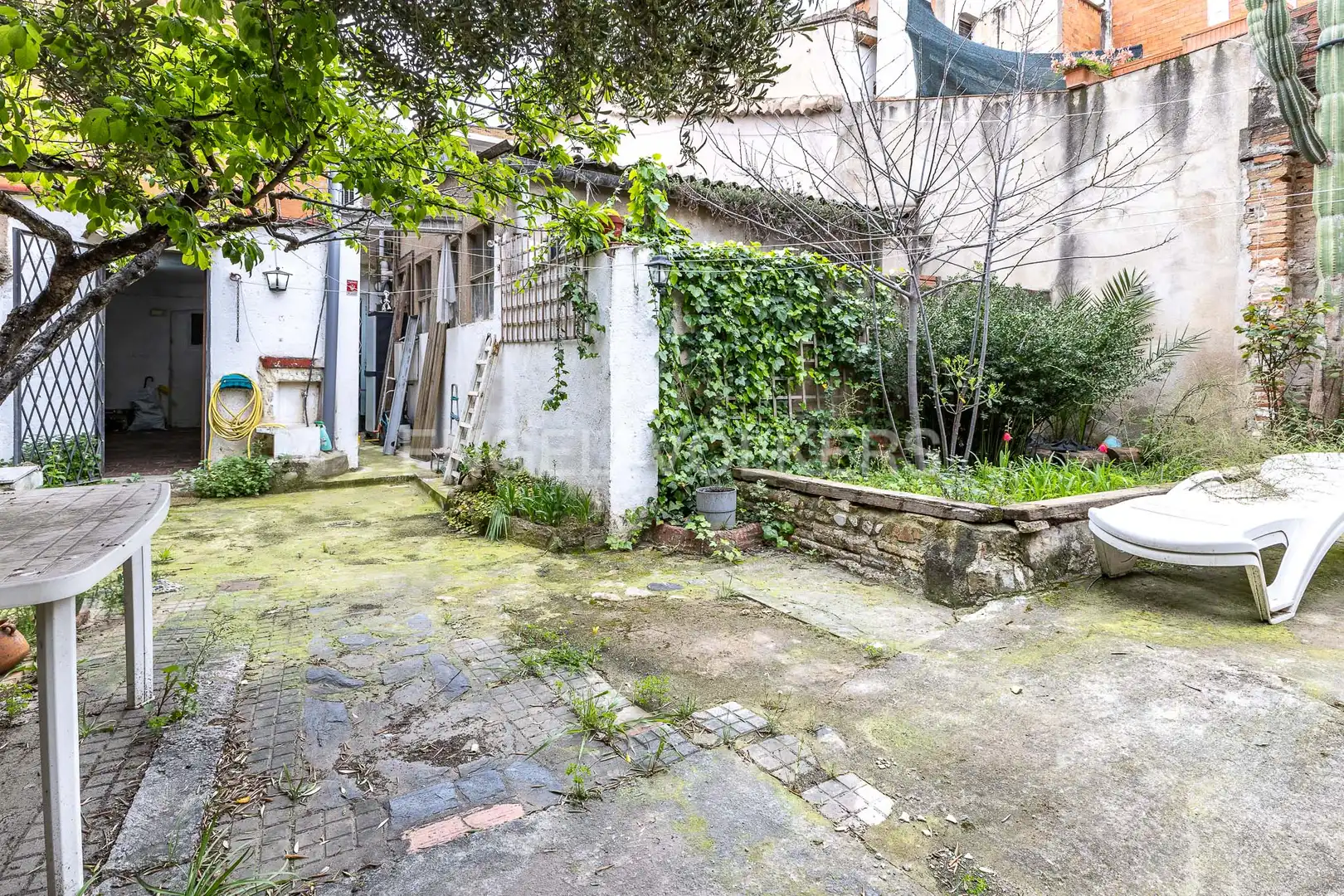 Vista exterior de Casa adosada en venda en Santa Coloma de Gramenet amb Aire condicionat, Calefacció i Jardí privat