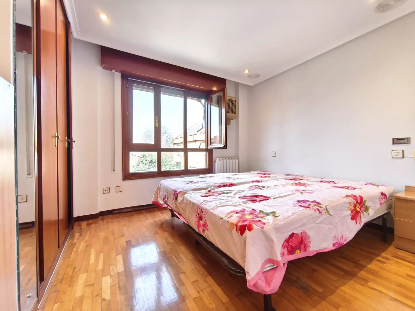 Dormitori de Casa o xalet en venda en  Logroño amb Calefacció, Jardí privat i Parquet