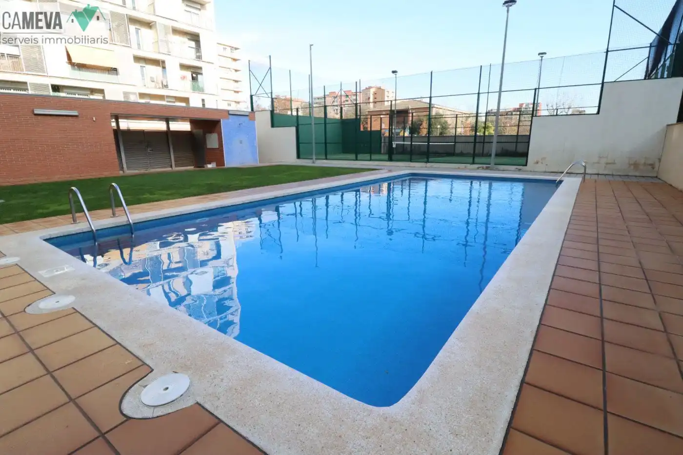 Schwimmbecken von Wohnung zum Verkauf in Barberà del Vallès mit Klimaanlage, Heizung und Privatgarten