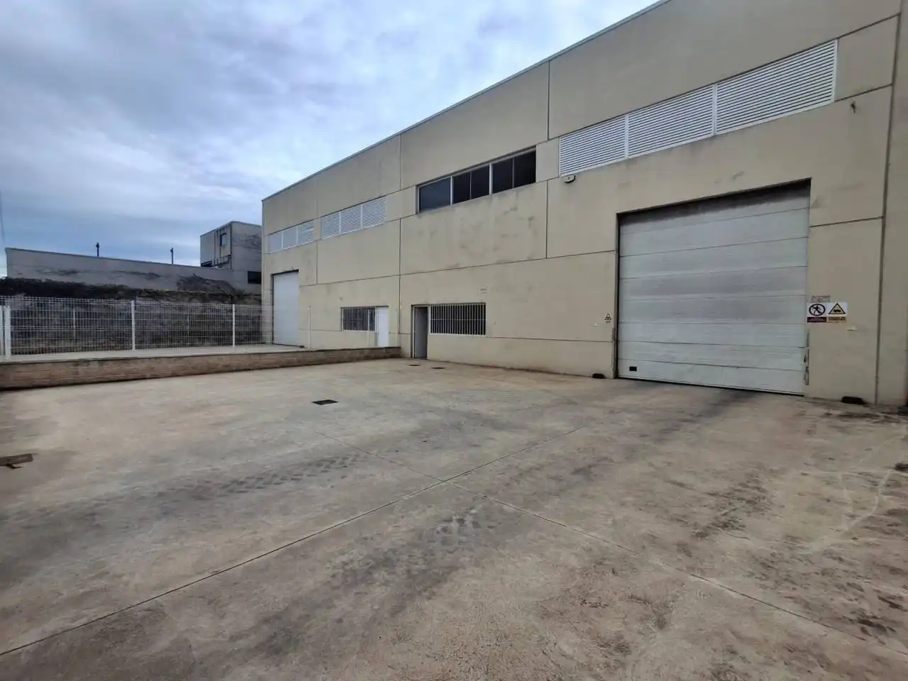 Vista exterior de Nau industrial de lloguer en Catarroja