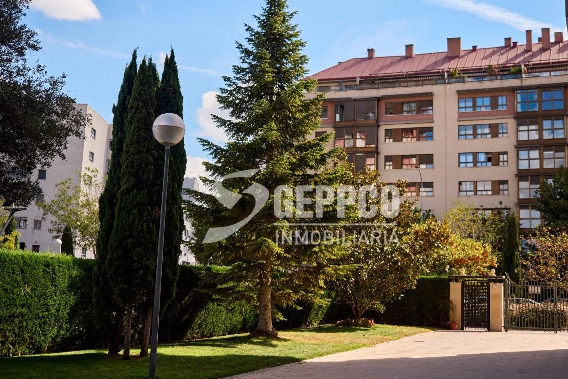 Exterior view of Attic for sale in  Madrid Capital  with Terrace, Storage room and Community pool