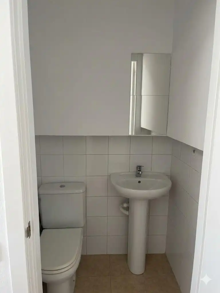 Badezimmer von Geschaftsraum zur Miete in Dosrius