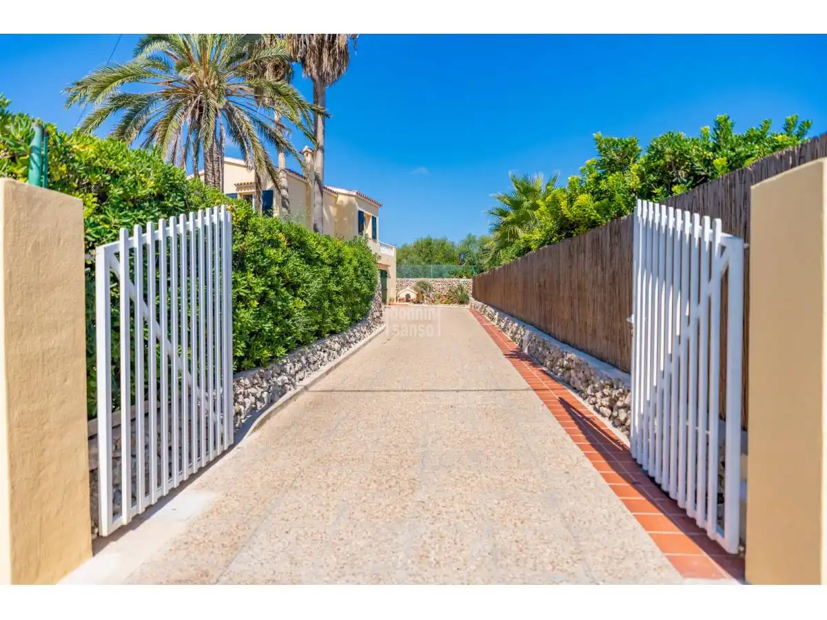 Vista exterior de Casa o xalet en venda en Es Castell amb Calefacció, Jardí privat i Terrassa