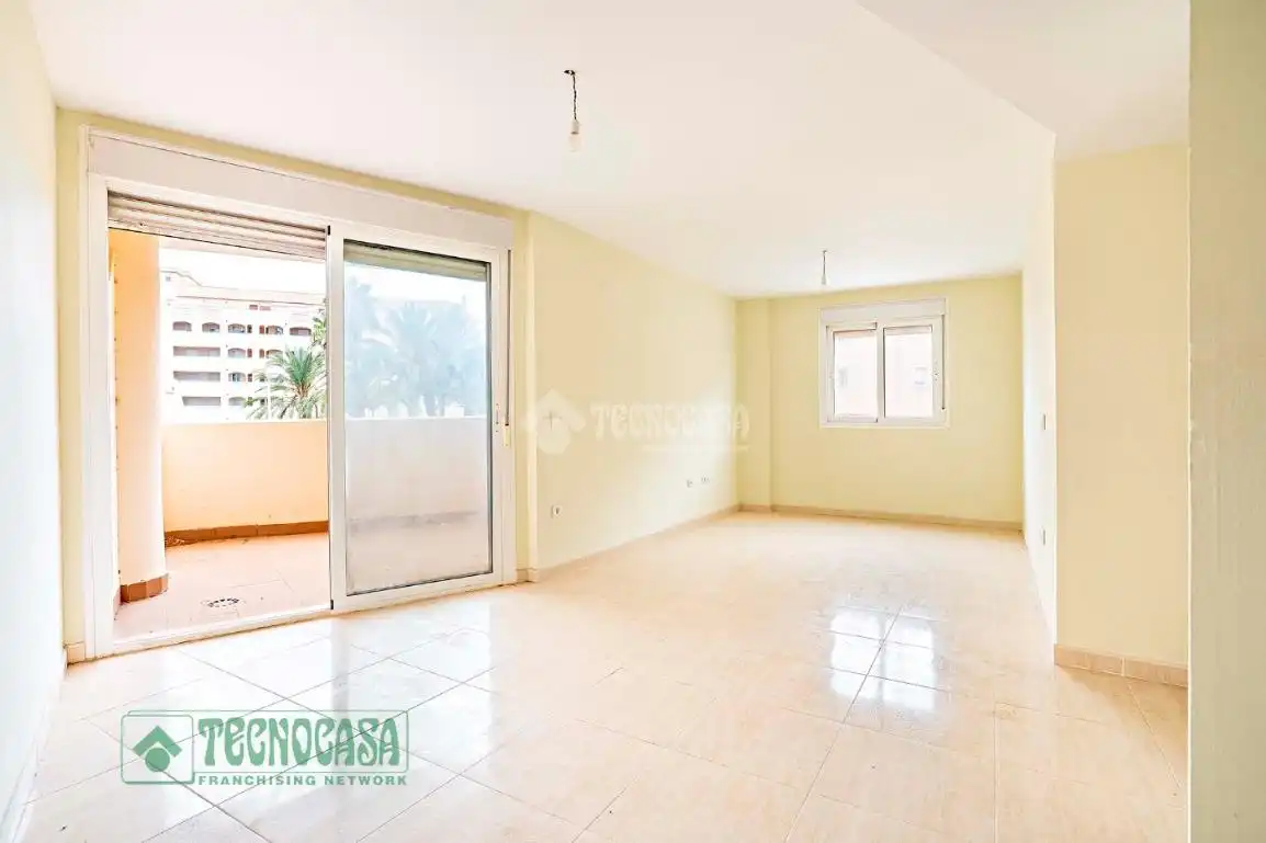 Vista exterior de Piso en venta en Roquetas de Mar con Calefacción y Terraza