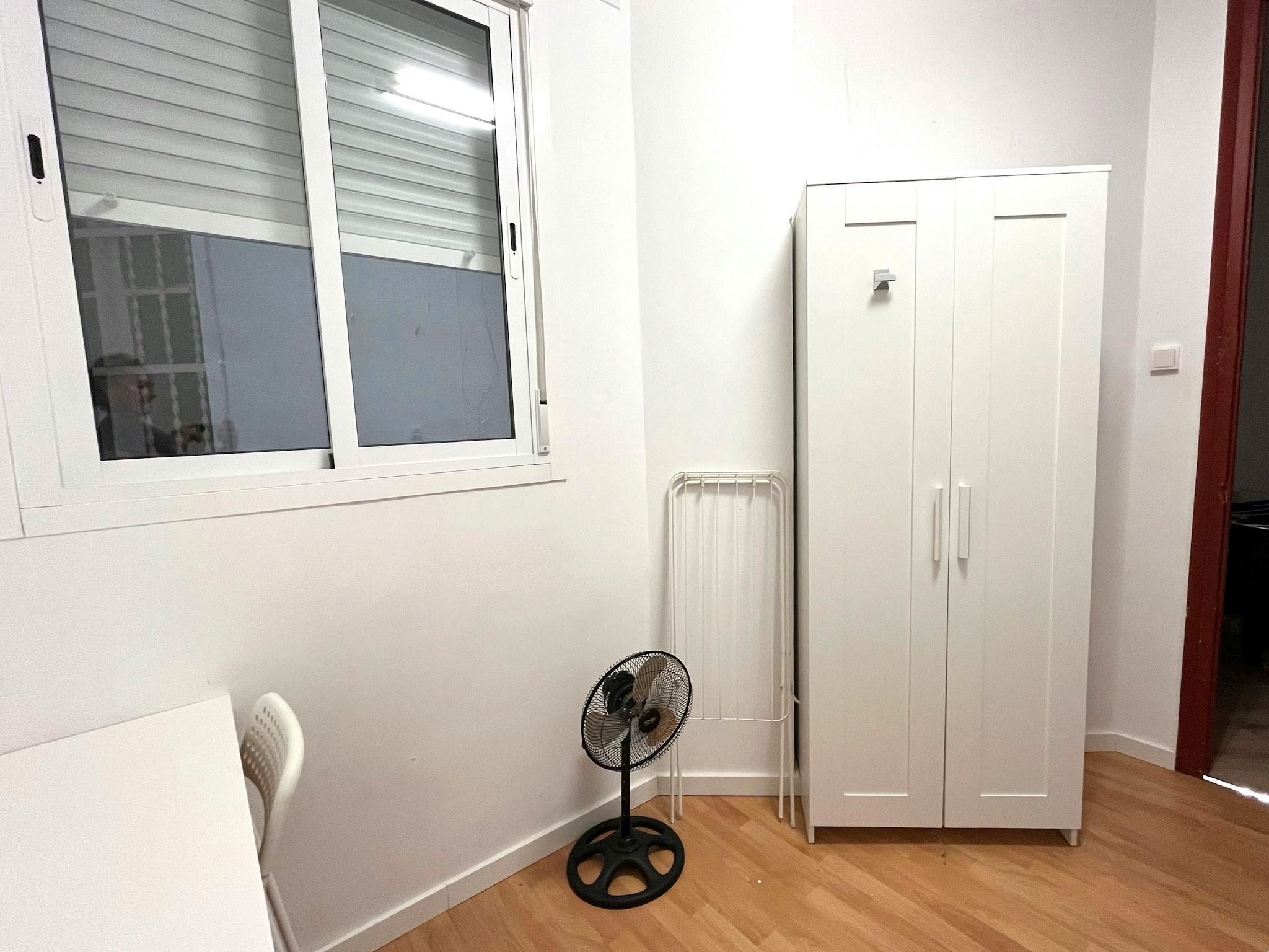 Bedroom of Flat to share in  Barcelona Capital  with Heating, Furnished and Washing machine