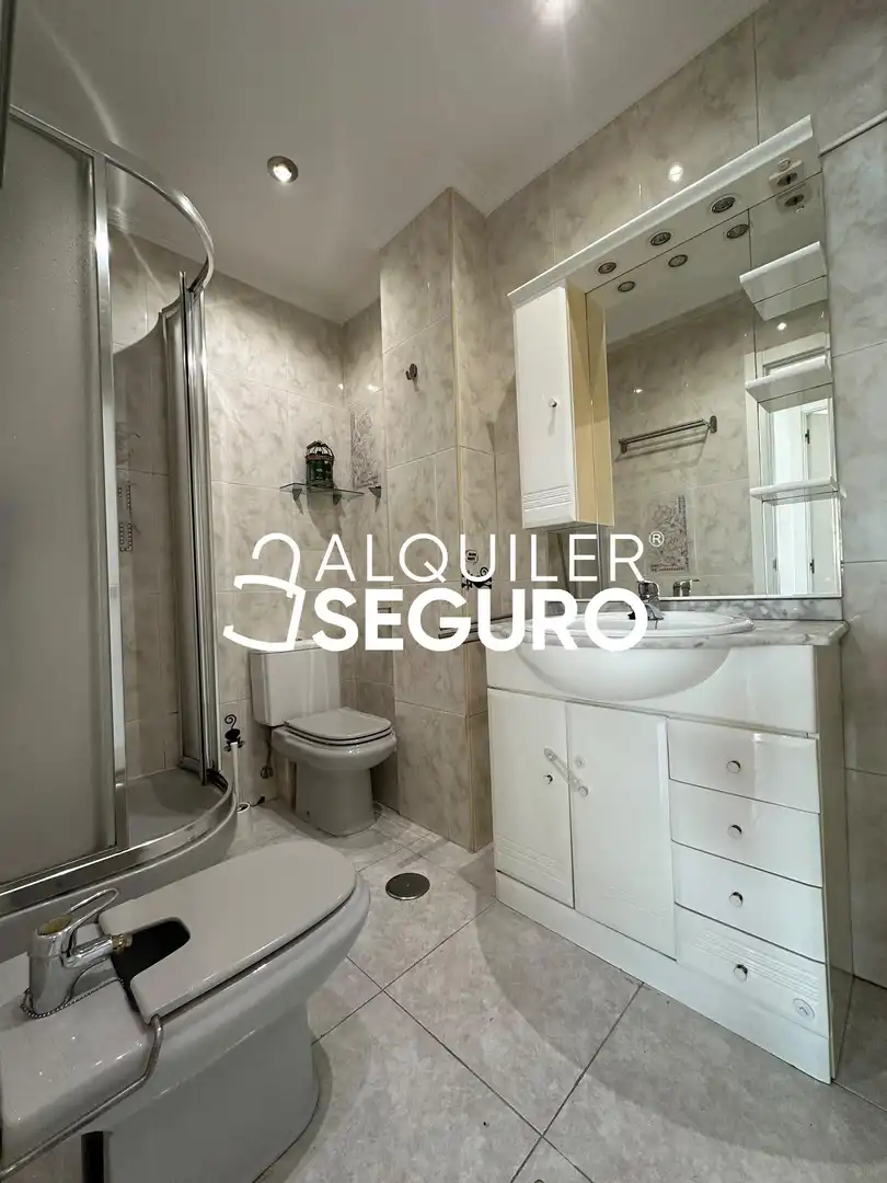 Baño de Piso de alquiler en Madrid con Calefacción y Trastero