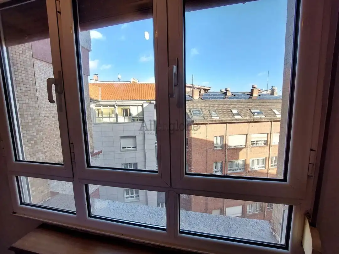 Vista exterior de Piso en venta en Oviedo  con Calefacción