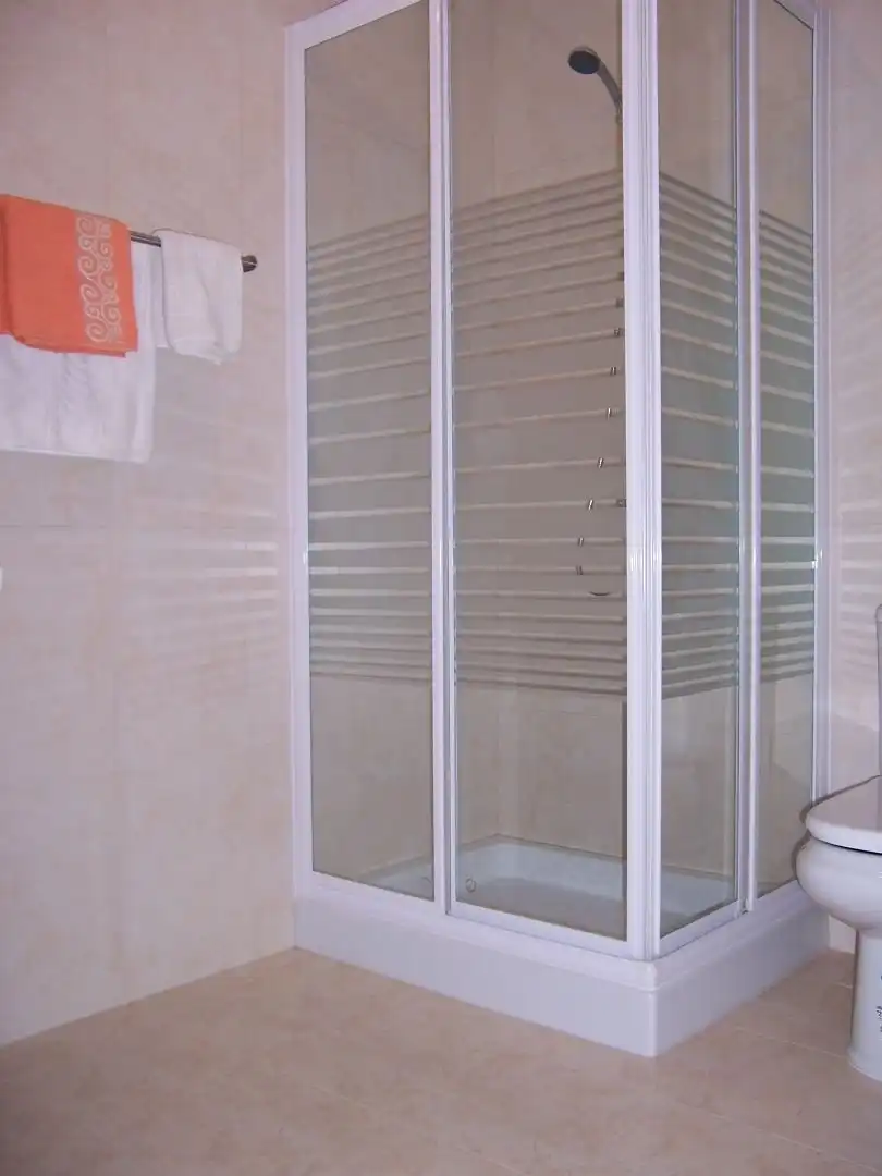 Baño de Apartamento de alquiler en Cariño con Calefacción, Parquet y Terraza