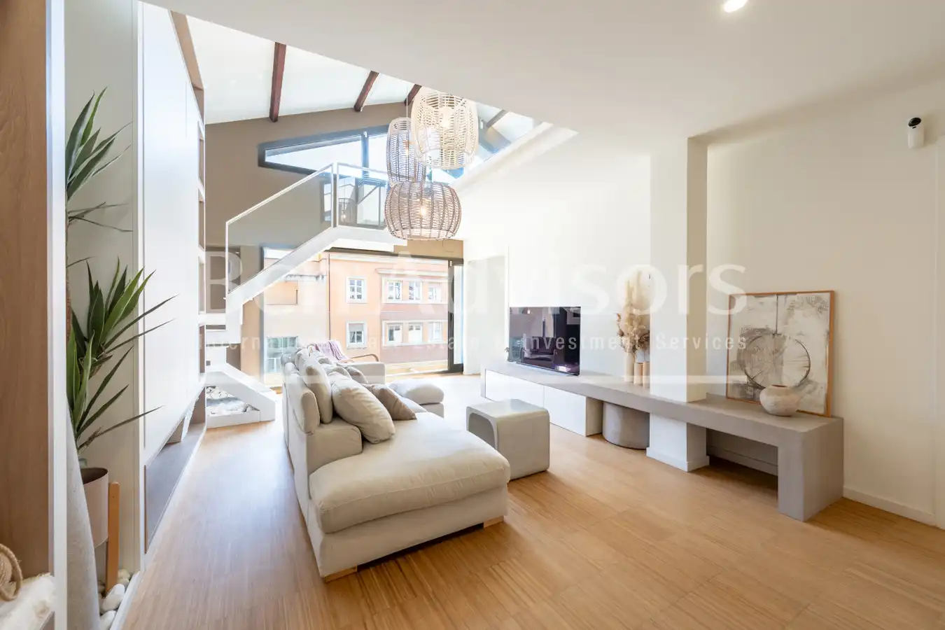Wohnzimmer von Dachboden zum Verkauf in Barcelona mit Klimaanlage, Heizung und Parkett