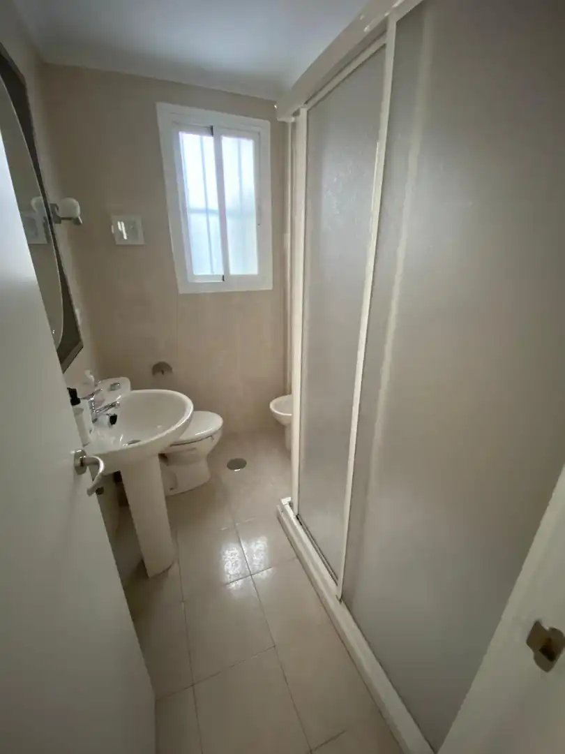 Baño de Piso de alquiler en Sevilla con Aire acondicionado, Calefacción y Amueblado