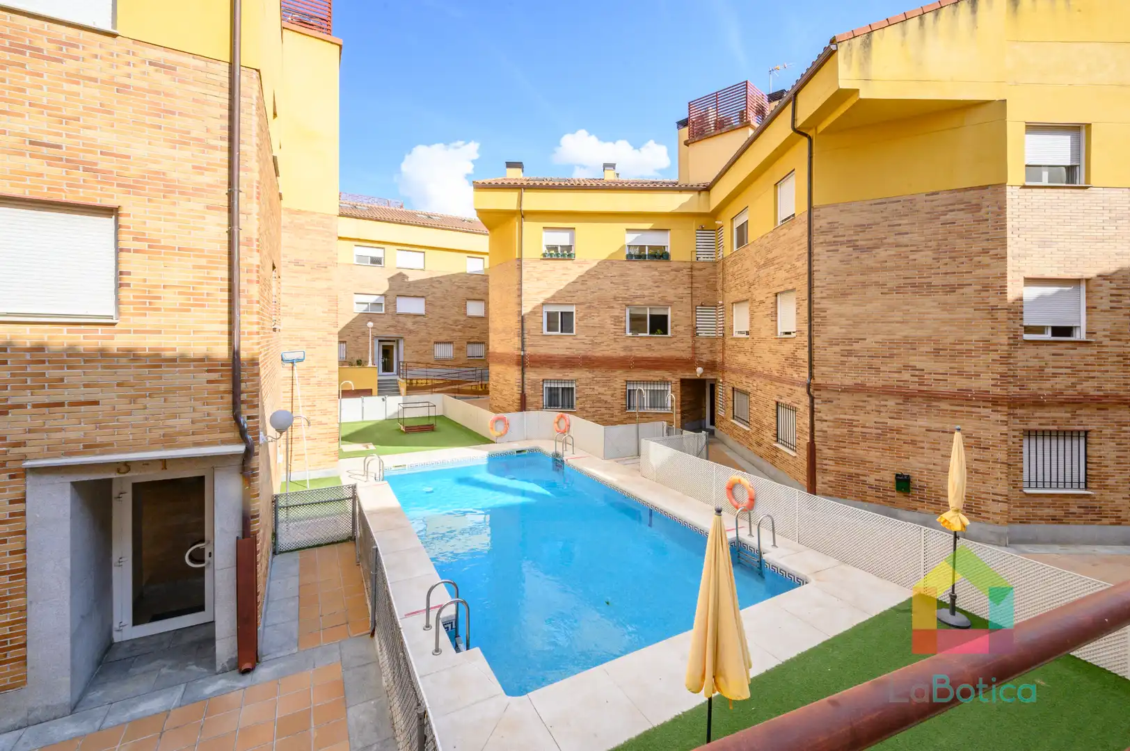 Piscina de Apartament en venda en Toledo amb Aire condicionat, Moblat i Piscina comunitària