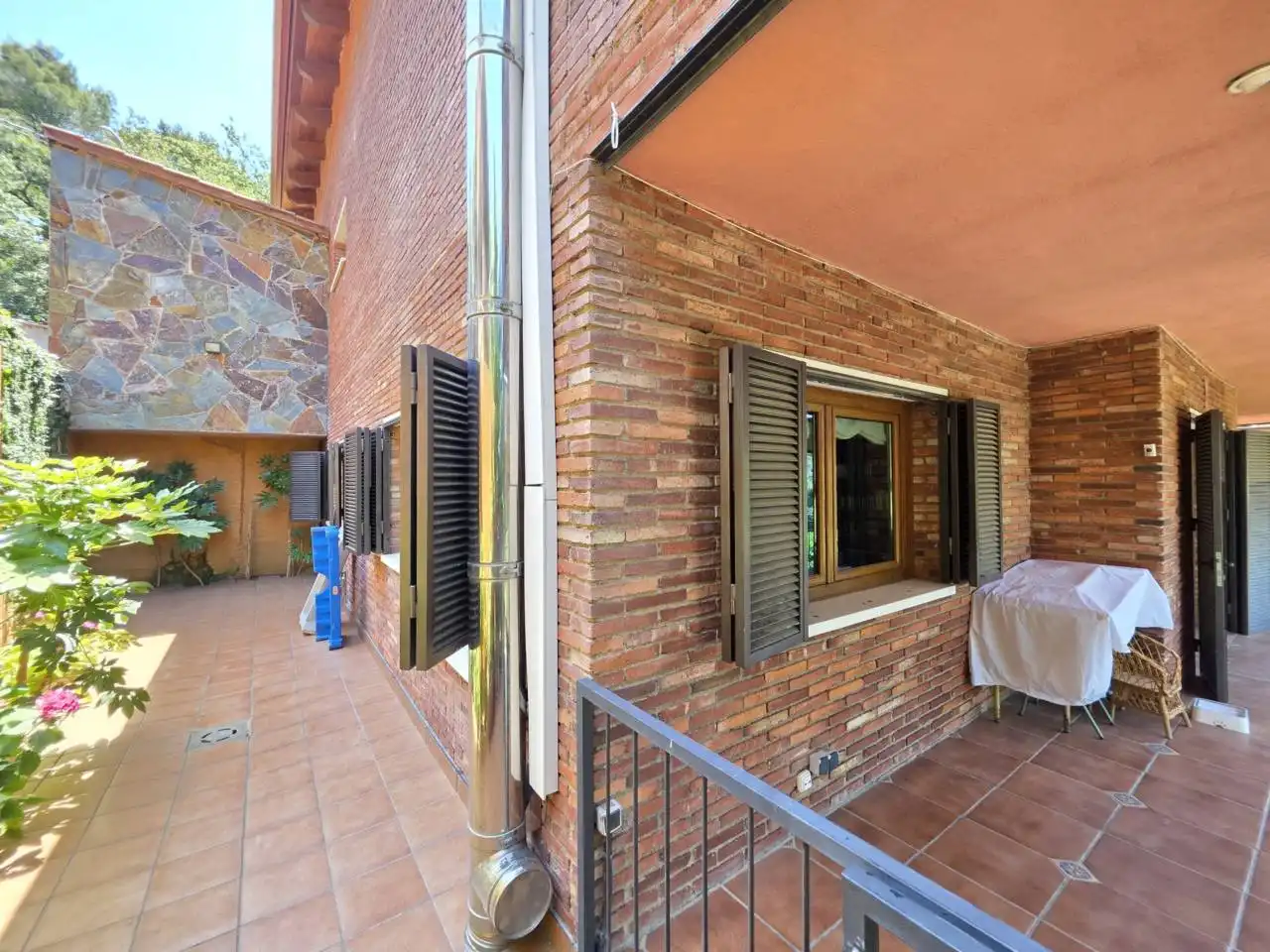 Vista exterior de Casa o chalet en venta en Montcada i Reixac con Aire acondicionado, Calefacción y Jardín privado