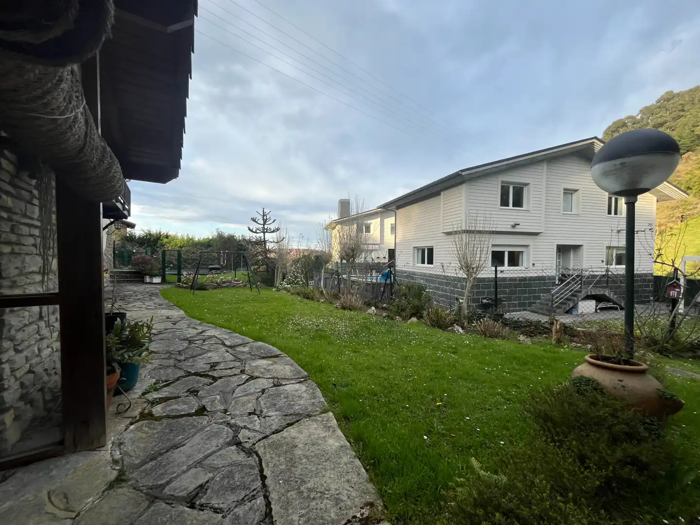 Vista exterior de Casa o xalet en venda en Castro-Urdiales amb Calefacció, Jardí privat i Terrassa