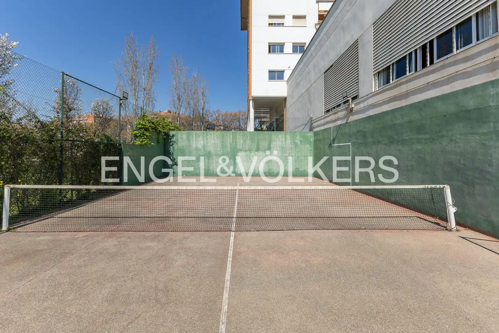 Vista exterior de Àtic en venda en Sant Feliu de Llobregat amb Aire condicionat, Calefacció i Terrassa