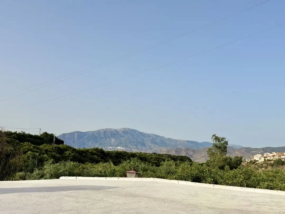 Vista exterior de Casa o xalet en venda en Benamocarra amb Jardí privat i Moblat