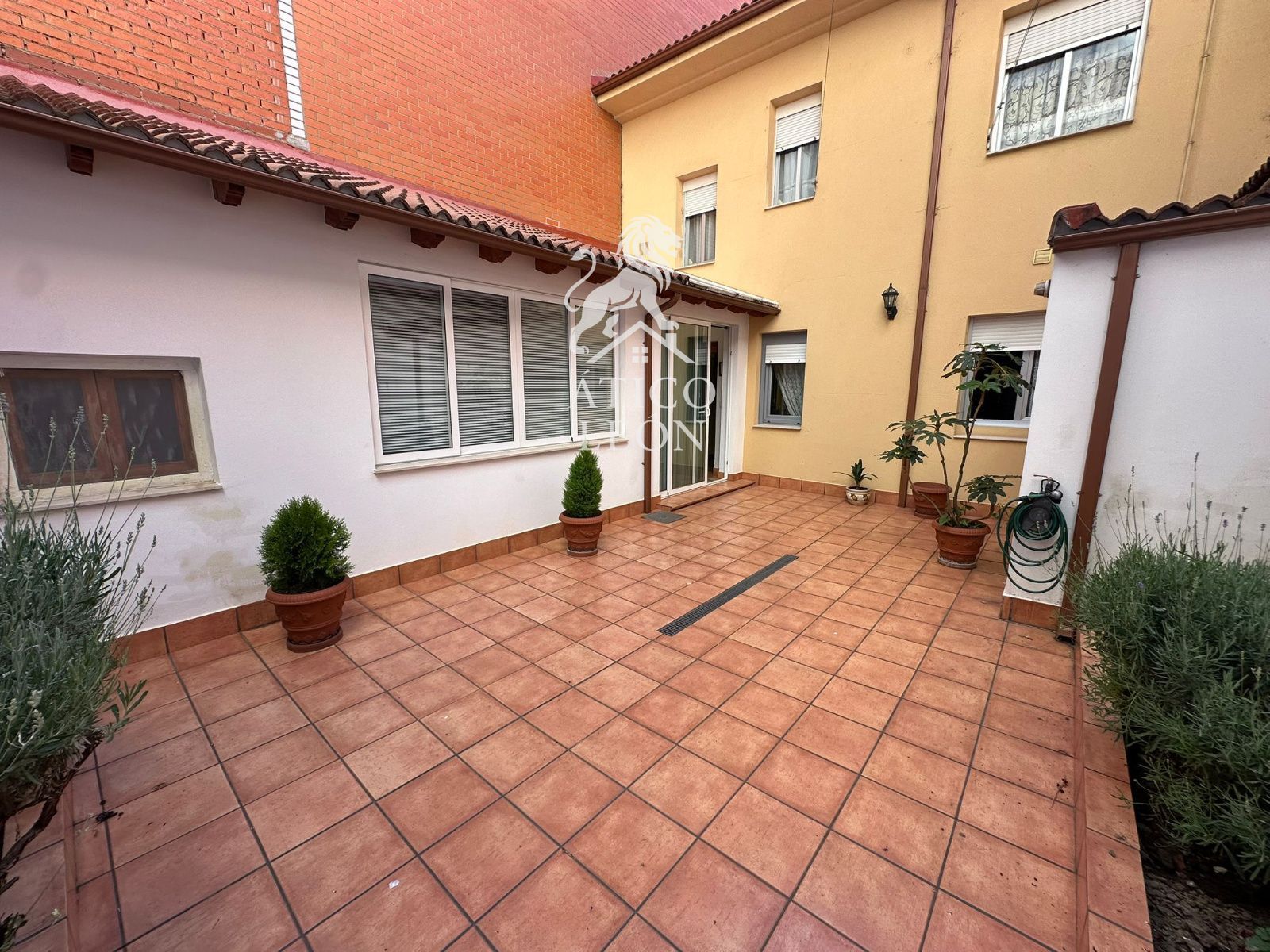 Terrassa de Casa adosada en venda en León Capital  amb Calefacció, Jardí privat i Parquet