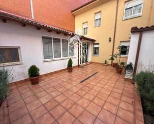 Terrassa de Casa adosada en venda en León Capital  amb Calefacció, Jardí privat i Parquet