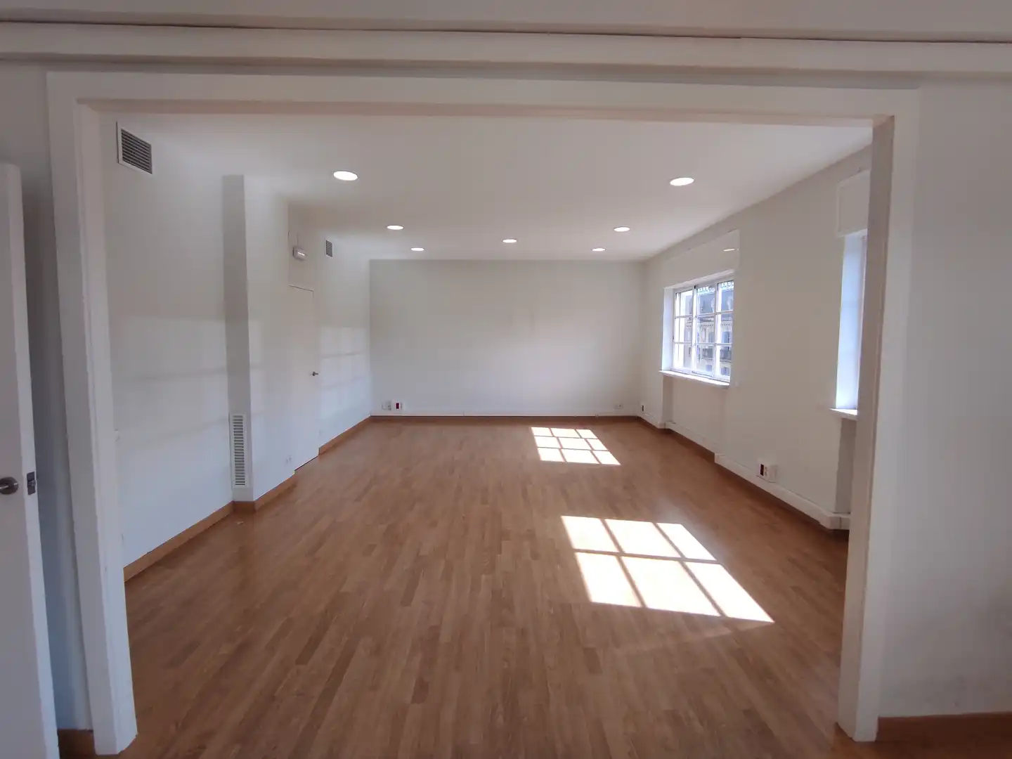 Büro zur Miete in Barcelona mit Klimaanlage, Heizung und Balkon