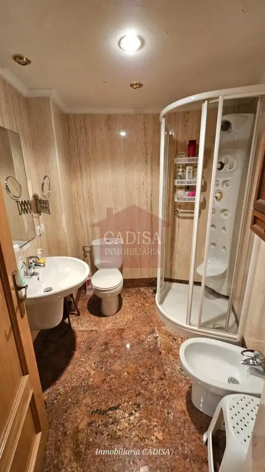 Bathroom of Flat for rent in Salamanca  with Air Conditioner, Heating and Furnished