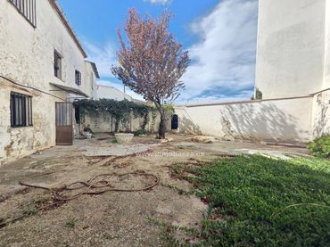 Casa amb balcó en venda a Baeza