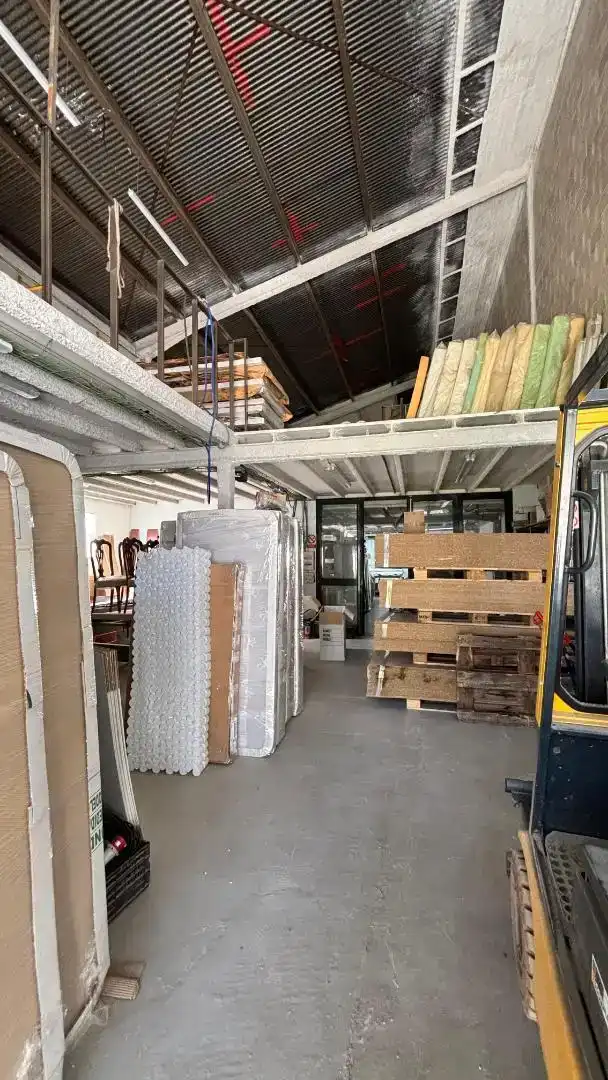 Fabrikhallen zur Miete in Brenes