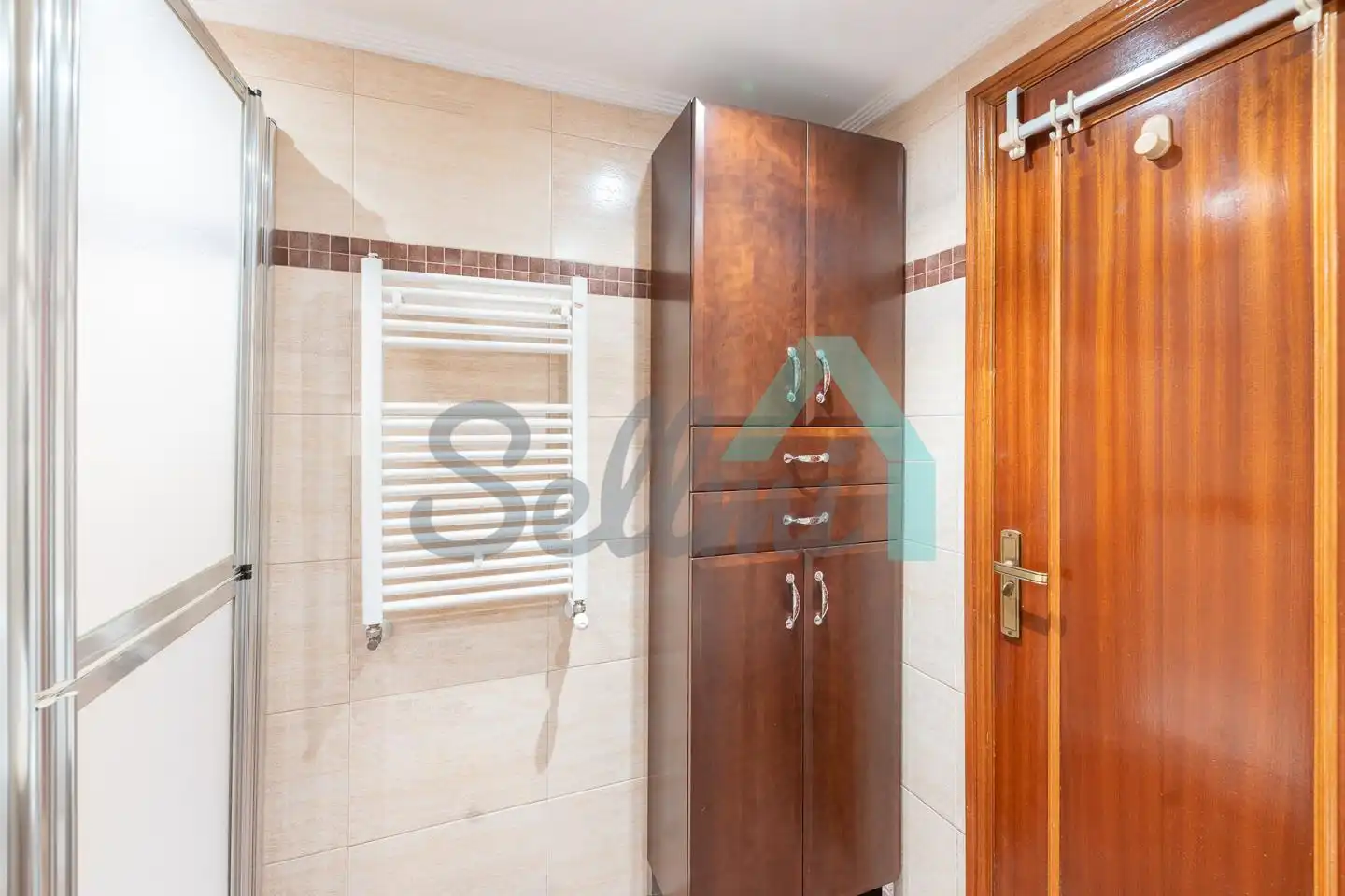 Baño de Piso de alquiler en Oviedo  con Calefacción, Parquet y Amueblado