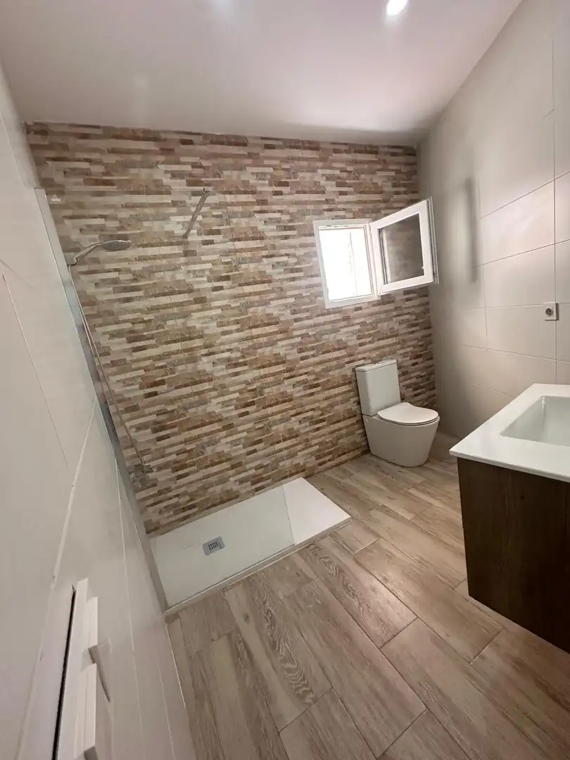 Badezimmer von Erdgeschoss zur Miete in Torrent mit Klimaanlage, Heizung und Terrasse