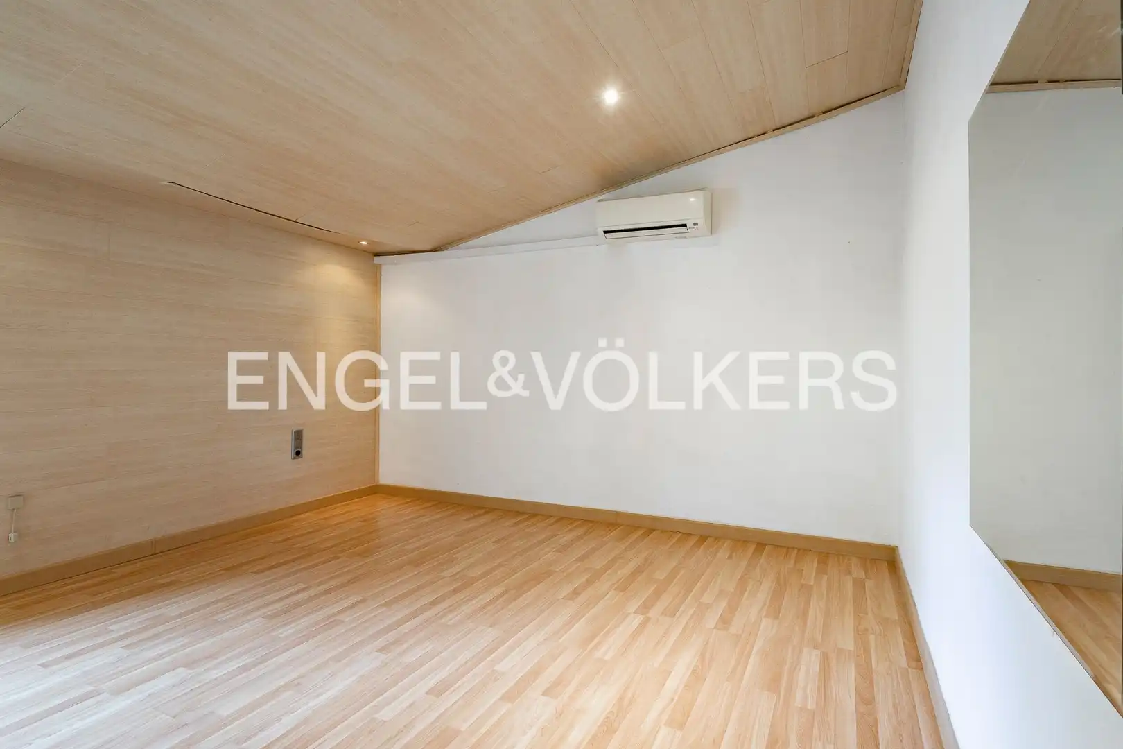 Einfamilien-Reihenhaus zum Verkauf in Barcelona mit Klimaanlage, Heizung und Privatgarten