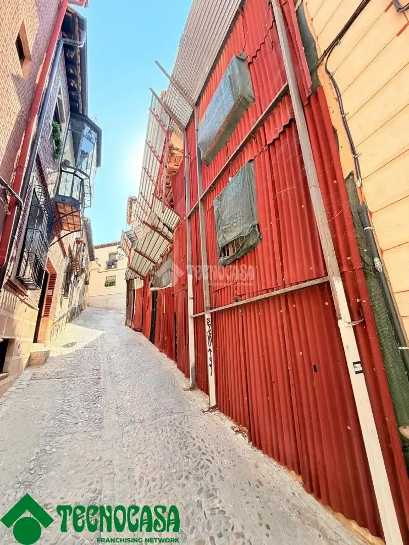 Vista exterior de Casa adosada en venda en Toledo amb Terrassa i Balcó