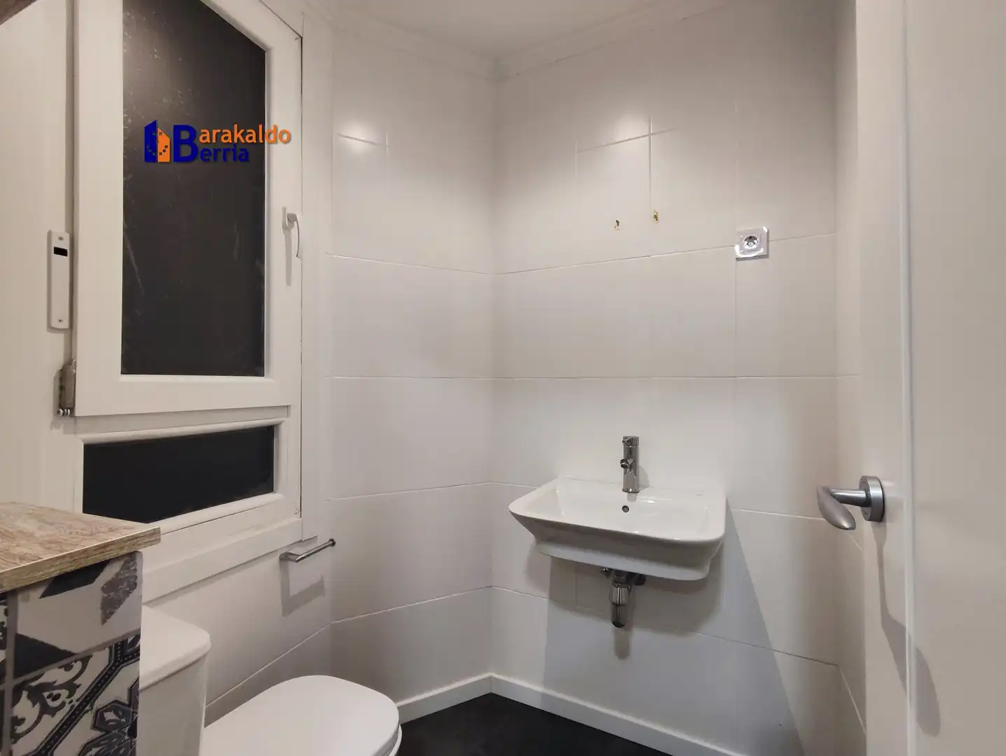 Bathroom of Office for sale in Barakaldo 