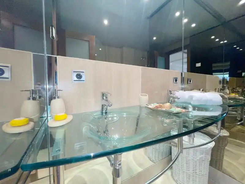 Baño de Piso de alquiler en Estepona con Jardín privado, Terraza y Amueblado