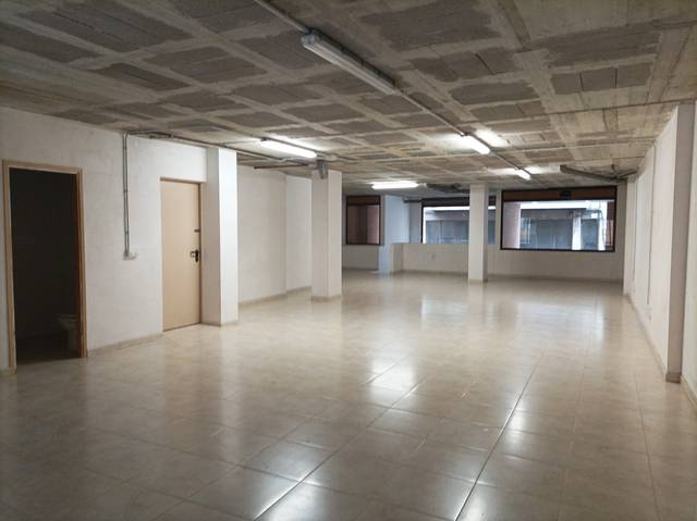 Local comercial en Alquiler en PERE III en Centre