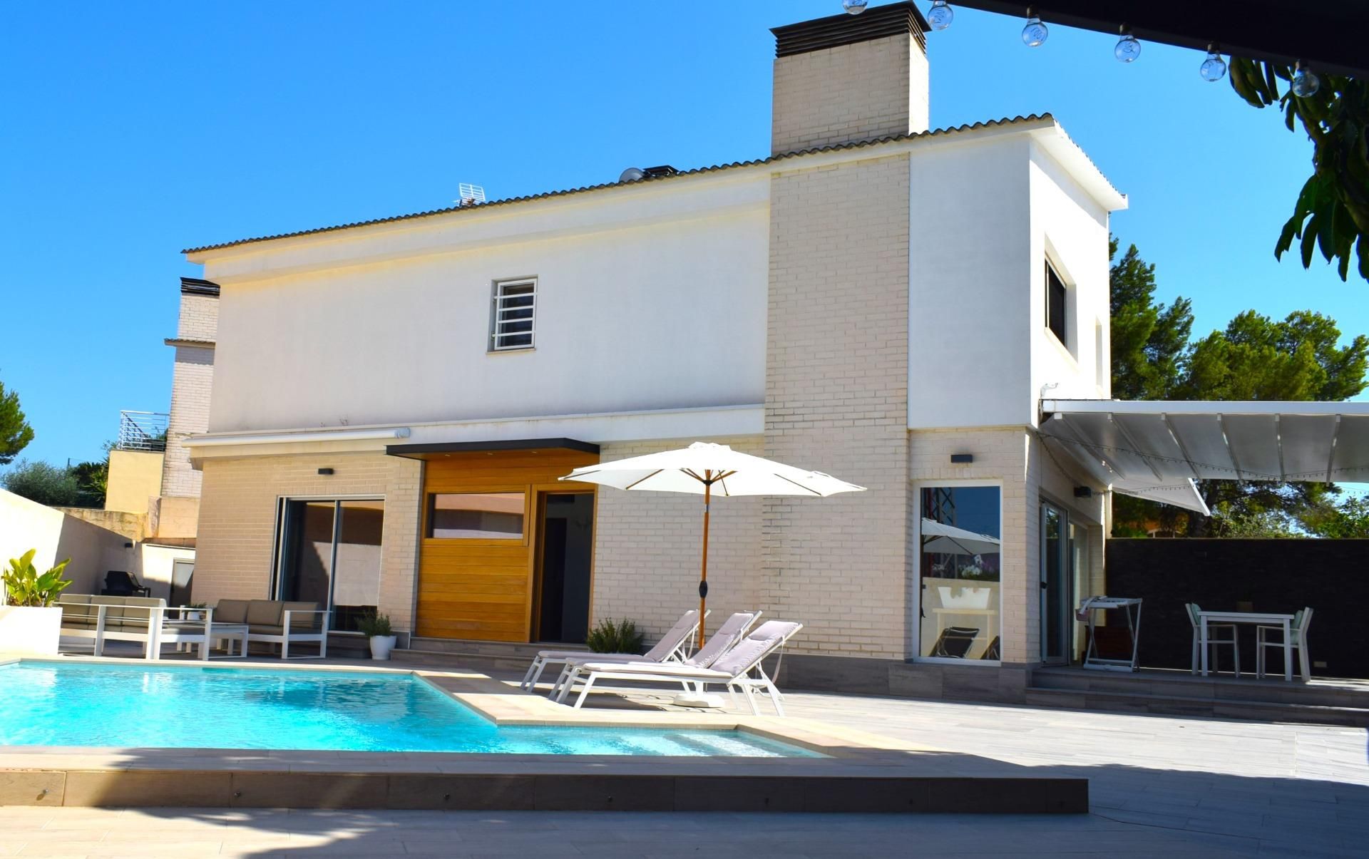 Exterior view of Single-family semi-detached for sale in L'Alfàs del Pi  with Air Conditioner, Heating and Private garden