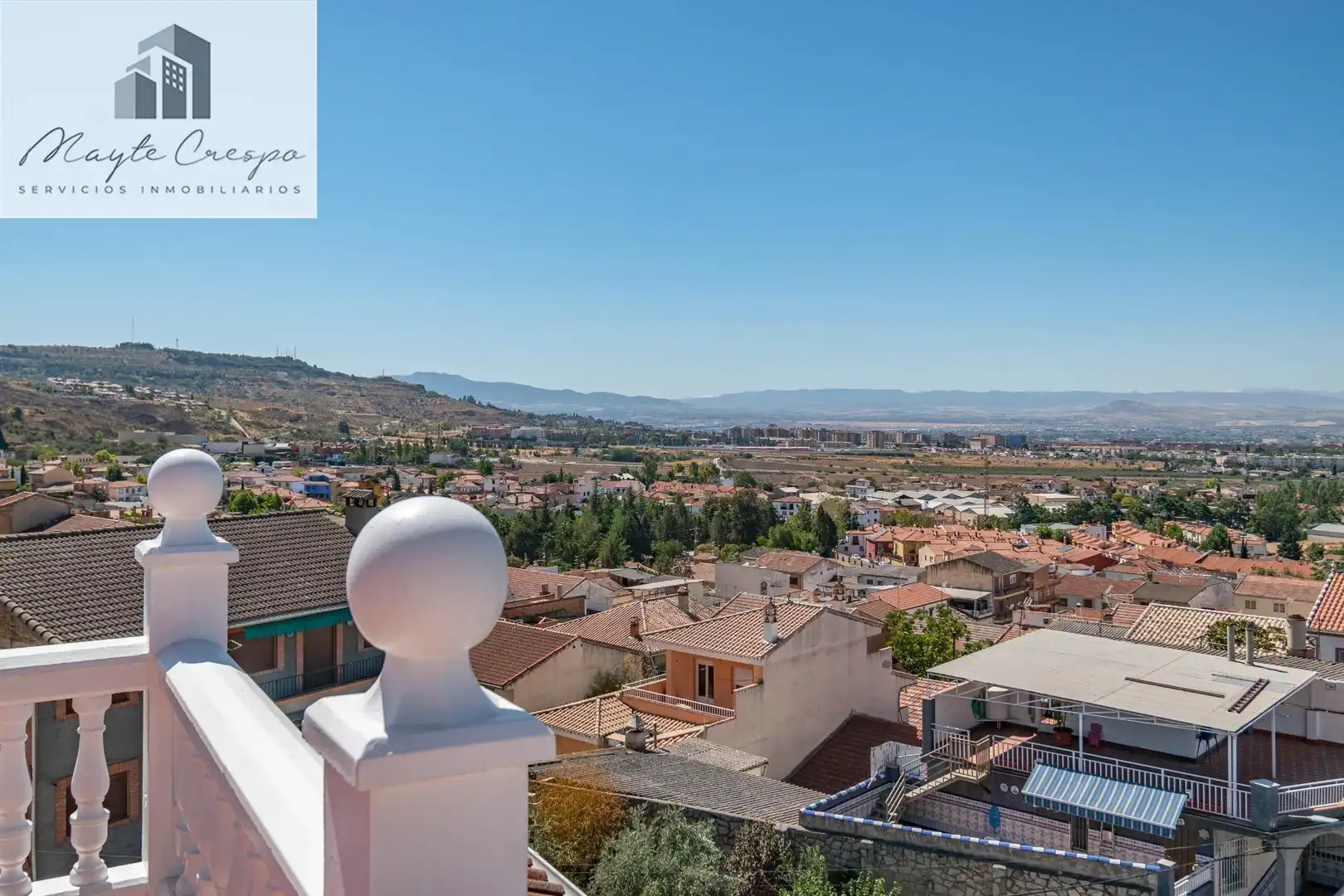 Vista exterior de Casa adosada en venta en Jun con Terraza, Amueblado y Alarma