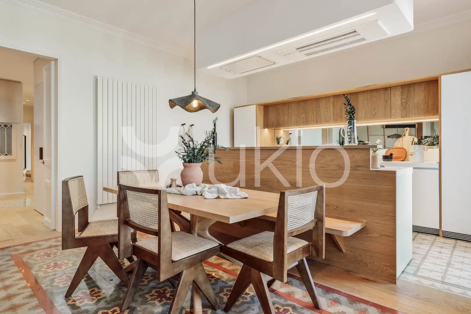 Comedor de Apartamento de alquiler en Barcelona con Aire acondicionado, Calefacción y Amueblado