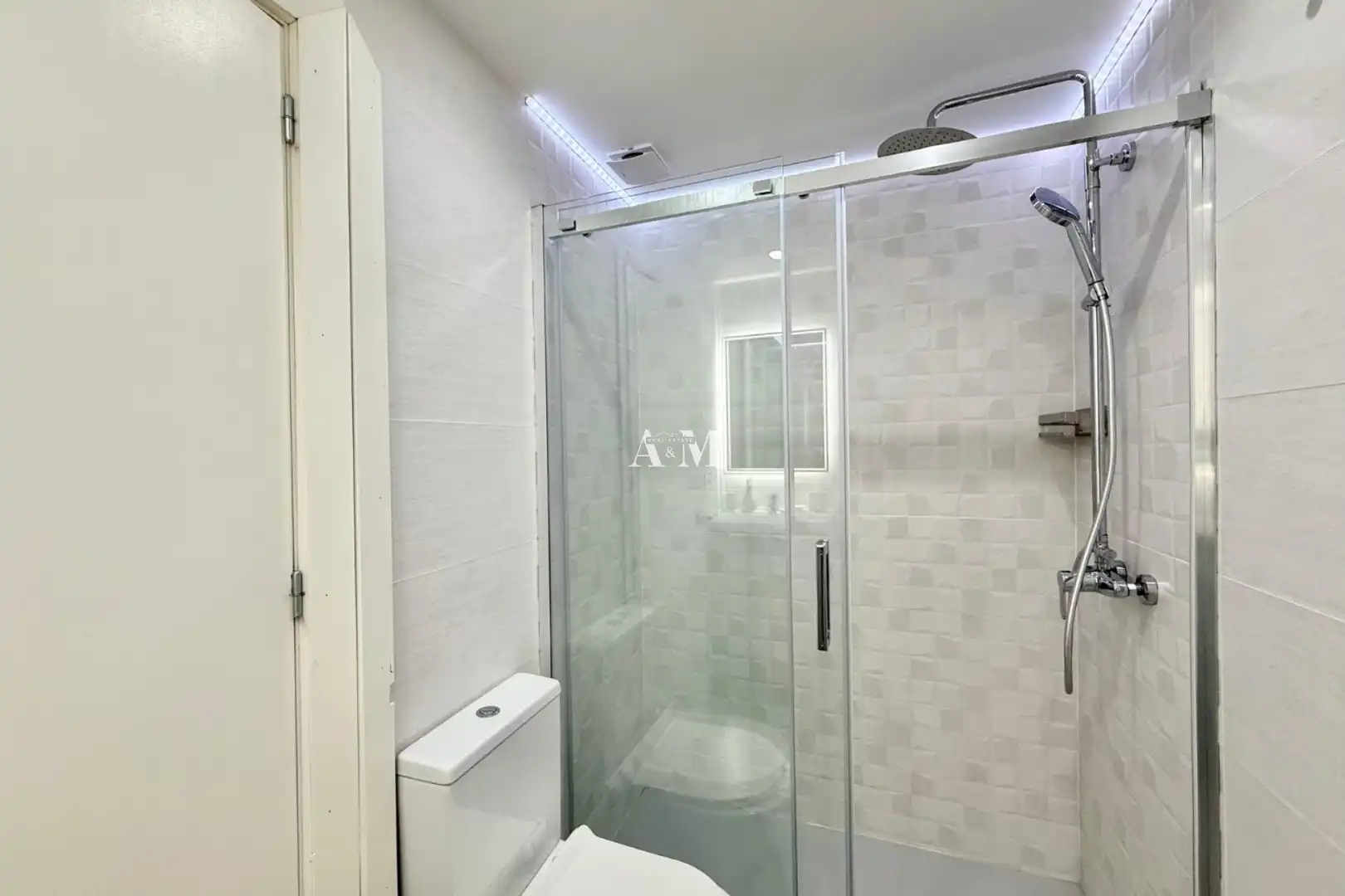 Bany de Apartament de lloguer en Torrevieja amb Aire condicionat, Calefacció i Moblat