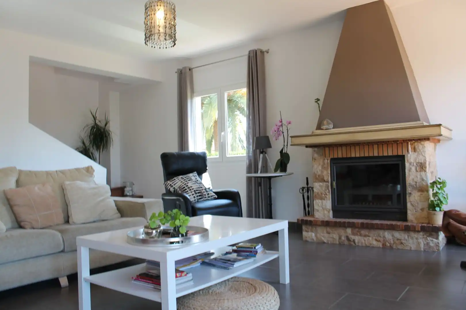 Sala de estar de Casa o chalet en venta en L'Estartit con Aire acondicionado, Calefacción y Jardín privado