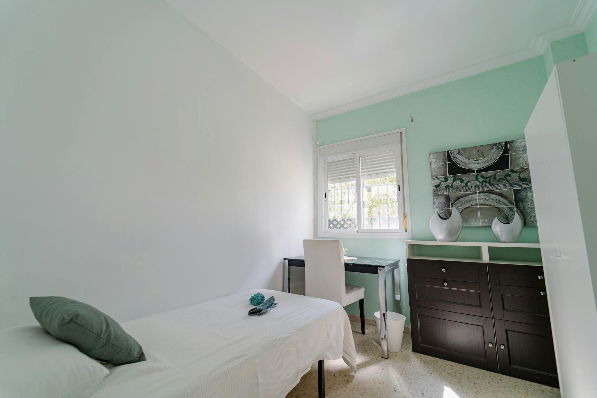 Bedroom of Flat to share in  Sevilla Capital  with Washing machine