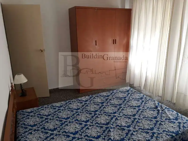 Habitación de Piso de alquiler en Granada con Terraza y Microondas
