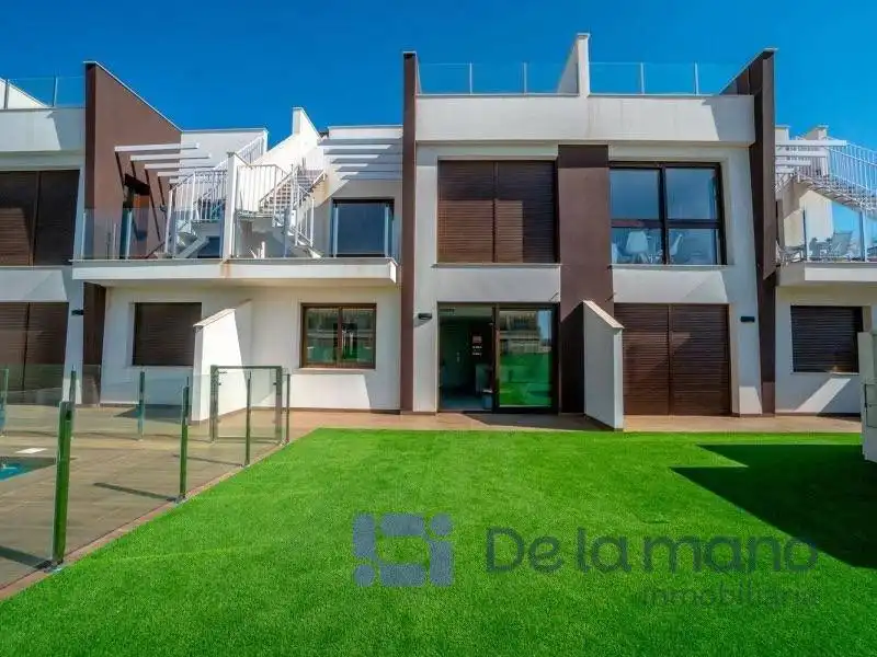 Vista exterior de Planta baja en venta en San Pedro del Pinatar con Jardín privado, Terraza y Piscina comunitaria
